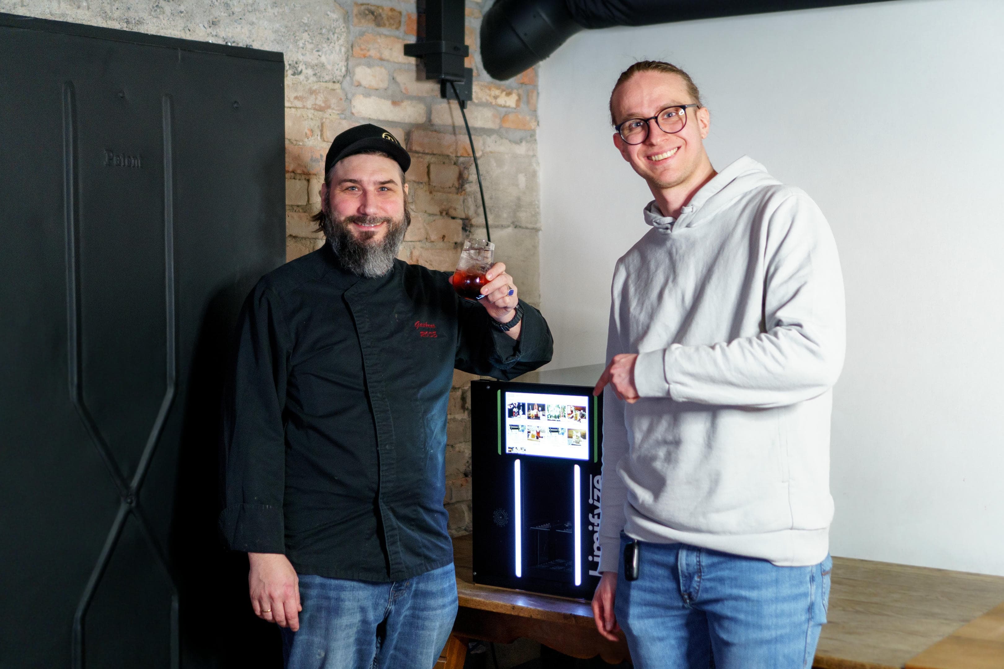 Dominik zaubert 31 Cocktails aus 13 Zutaten im Traditionsgasthaus Rose